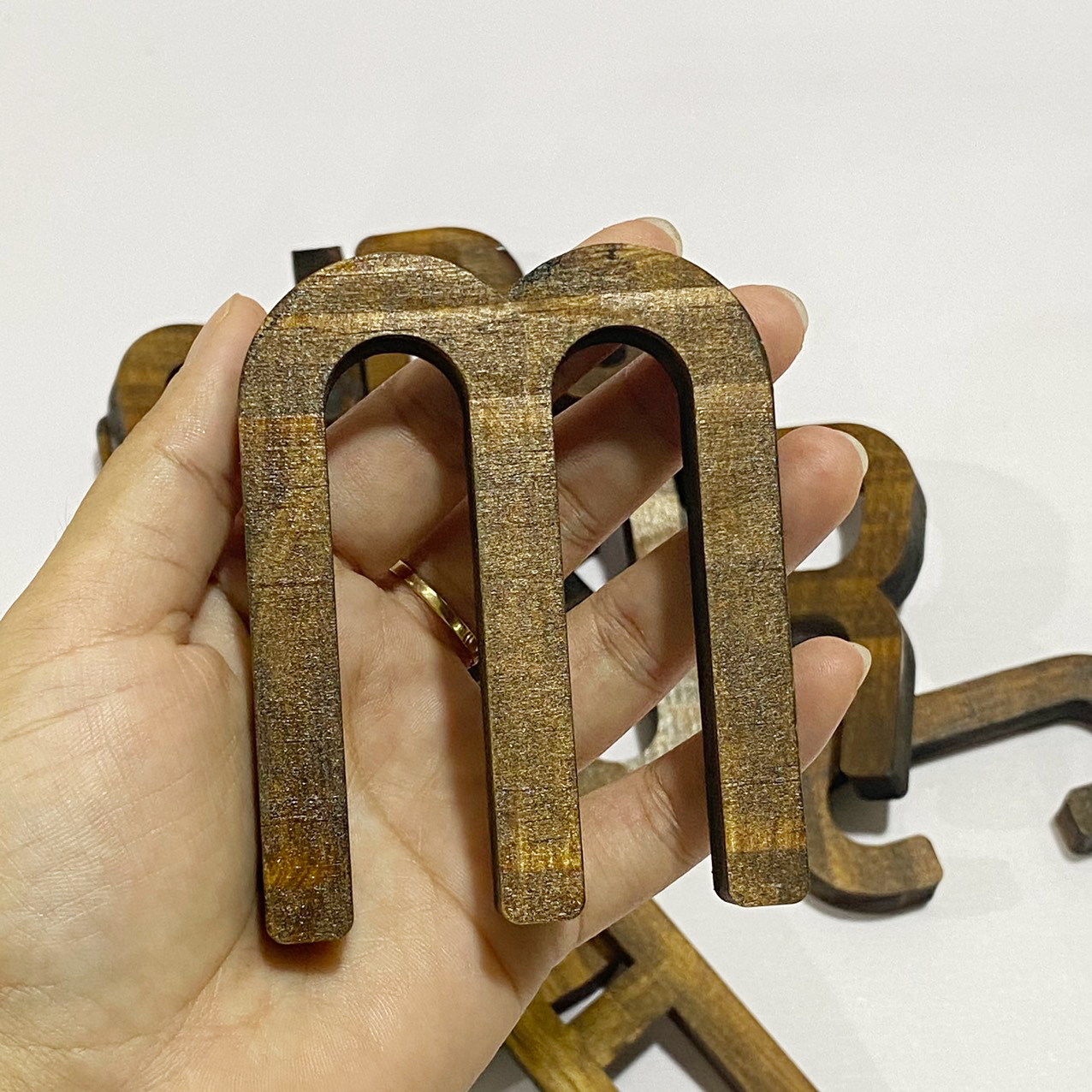 bảng hiệu chữ gỗ nổi