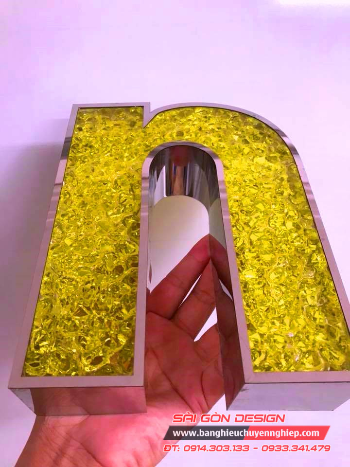 chữ cái acrylic giả đá vàng